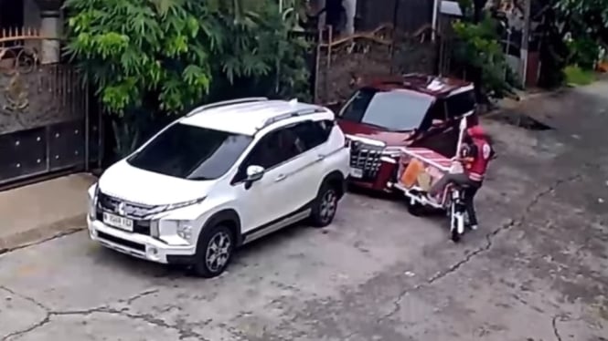 Toyota Alphard ditabrak saat parkir di depan rumah