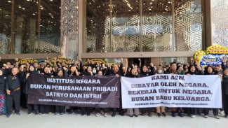 Ratusan ASN Geruduk Kantor Mendikti Satryo Brodjonegoro, Imbas Pegawai Dipecat Sepihak