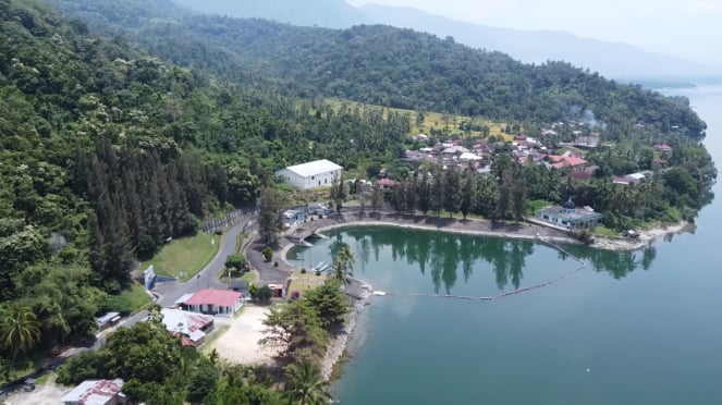 Danau Singkarak di Sumatra Barat yang akan di manfaatkan permukaannya untuk PLTS Terapung Singkarak dengan kapasitas 50 Megawatt (MW) estimasi luas PLTS sebesar 49 hektar atau 0,45 persen dari total luas permukaan danau.