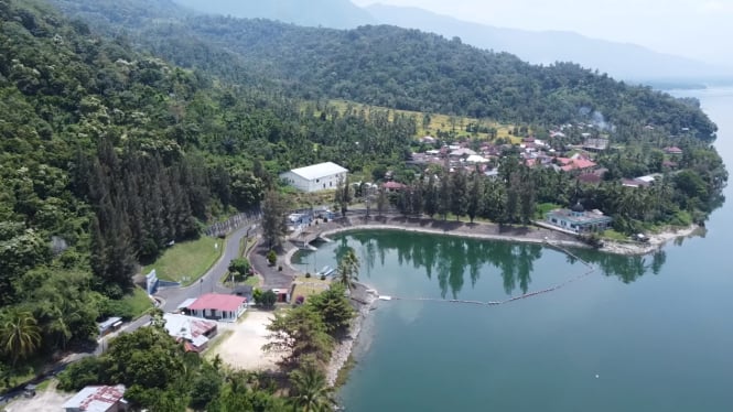 Danau Singkarak di Sumatra Barat yang akan di manfaatkan permukaannya untuk PLTS Terapung Singkarak dengan kapasitas 50 Megawatt (MW) estimasi luas PLTS sebesar 49 hektar atau 0,45 persen dari total luas permukaan danau.