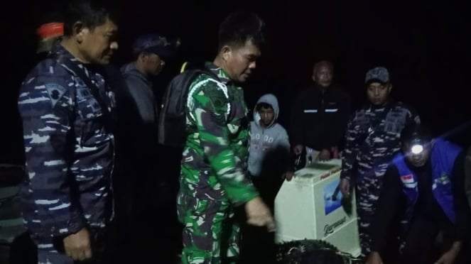 VIVA Militer: Prajurit TNI menangkap buaya dari mulut Pulau Bulan