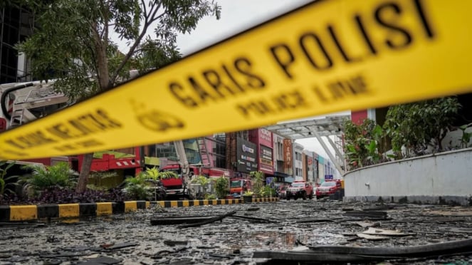 La policía acordonó el lugar del incendio en Glodok Plaza