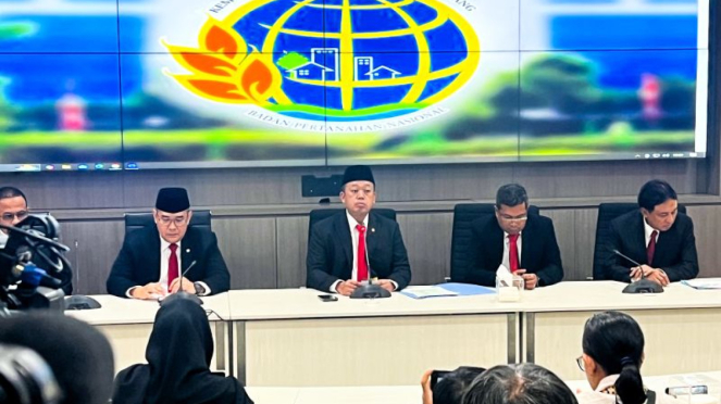 Menteri Agraria dan Tata Ruang/Kepala Badan Pertanahan Nasional (ATR/BPN) Nusron Wahid (tengah) dalam jumpa pers terkait pagar laut.