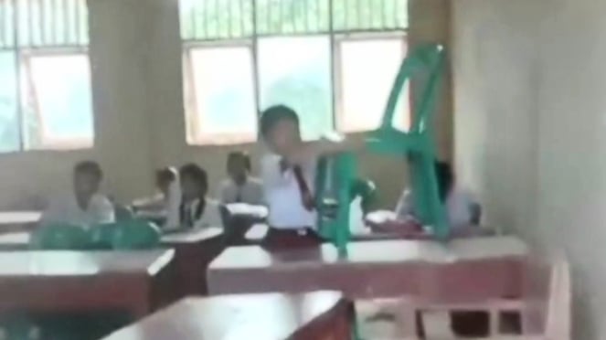 Una escuela primaria en Nias Regency que se volvió viral tenía alrededor de un maestro ausente (captura de pantalla).