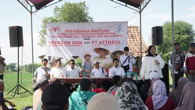 Yayasan GSN dan PT Atthaya Beri Bantuan Pupuk Gratis di Majalengka