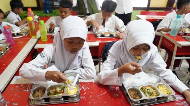 Sejumlah siswa SDN 29 Pontianak menikmati hidangan makan bergizi gratis (MBG)