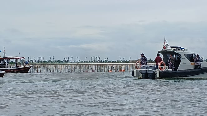 タンゲラン海での竹柵の撤去作業