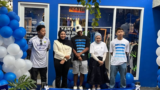 Dua Pemain Persib Robi Darwis dan Adzikry Resmikan Persib Store di Sukabumi (foto: Dede Idrus) 