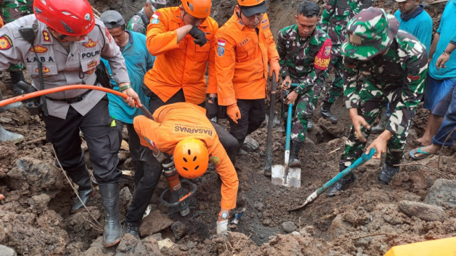 Evakuasi korban tanah longsor di Jalan Kendedes, Denpasar 