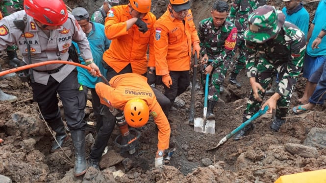 Evakuasi korban tanah longsor di Jalan Kendedes, Denpasar 