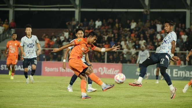 Pemain Persiraja Dan Psps Berebut Bola Saat Laga 8 Besar Liga 2 Di Stadion Dimurthala Banda Aceh. (IST)