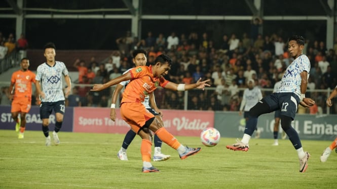 Pemain Persiraja dan PSPS berebut bola saat laga 8 besar liga 2 di Stadion Dimurthala Banda Aceh. (Ist)