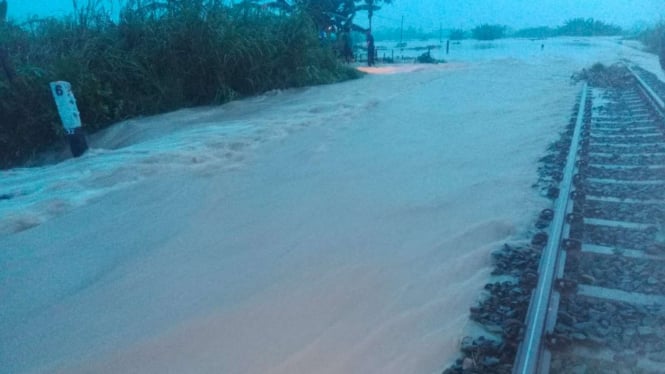 Jalan kereta api di Gubug Grobogan diterjang banjir.