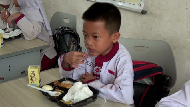 Siswa di Palembang tengah menyantap makanan yang disajikan dalam program MBG.