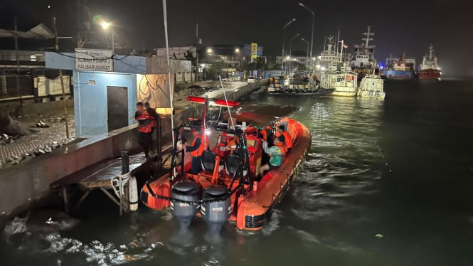 Basarnas evakuasi awak kapal tugboat di pelabuhan Tanjung Emas Semarang