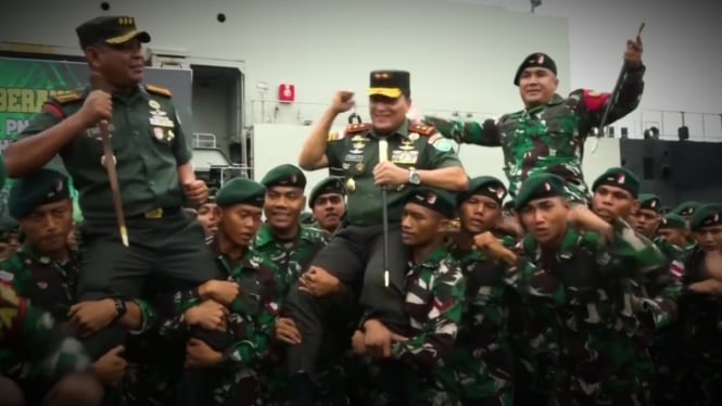 VIVA Militer: Mayjen TNI Niko dan pasukan Yonif Raider 112/Dharma Jaya