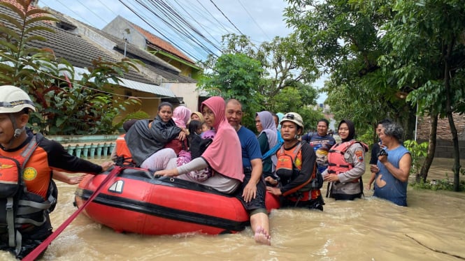 Petugas gabungan evakuasi warga korban banjir Kendal ke tempat pengungsian.