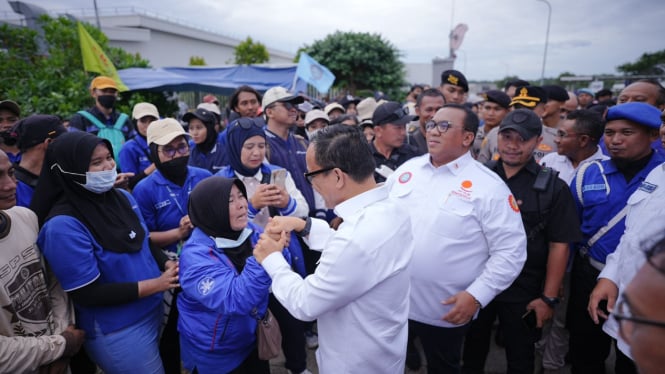 Ratusan Buruh PT Softex menangis bahagia saat Wamenaker Imanuel Ebenezer & Presiden KSPSI Andi Gani Nena Wea berhasil bantu membatalkan PHK Sepihak 308 Buruh PT Softex Indonesia