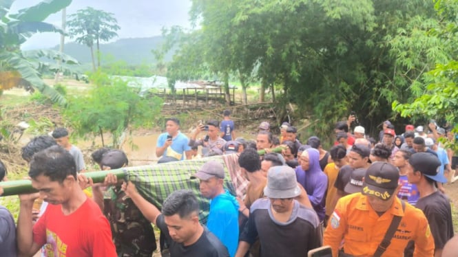 Jenazah korban banjir di Dompu dievakuasi (Satria)