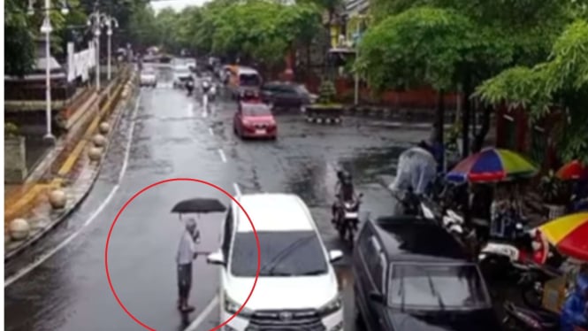 Viral Emak-emak Bawa Innova Reborn Beli Cilok Parkirnya di Tengah Jalan