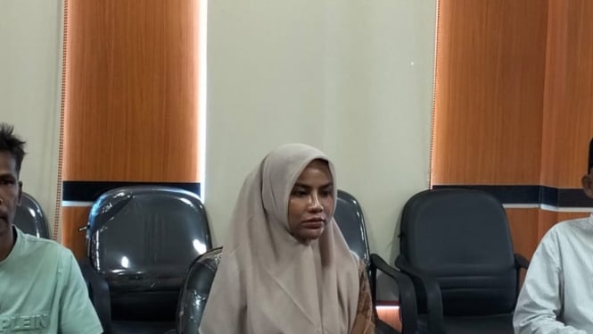 Mira Ulfa saat mendatangi kantor Satpol PP dan WH Aceh untuk meminta maaf terkait konten membaca Alquran diiringi musik DJ. VIVA/Dani Randi