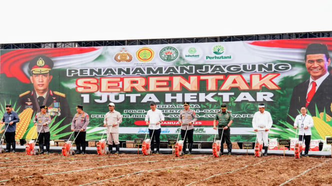 Kapolri Jenderal Listyo Sigit Prabowo dalam kegiatan penanaman jagung serentak 1 juta hektare yang digelar di Subang, Jawa Barat, Selasa, 21 Januari 2025