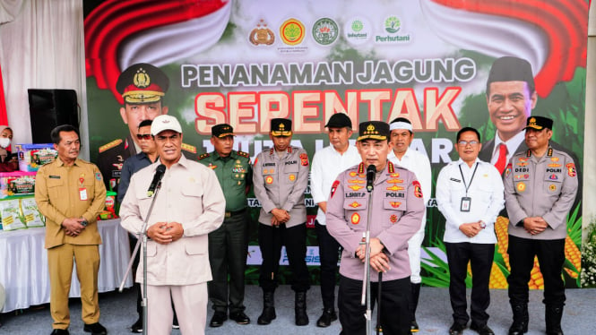 Mentan Andi Amran Sulaiman (kiri) dan Kapolri Jenderal Listyo Sigit Prabowo usai acara penanaman jagung serentak 1 juta hektar di Subang, Jawa Barat.  