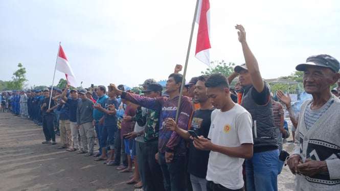 Nelayan melakukan apel, sambil membawa bendera merah putih siap melakukan pencabutan pagar bambu di laut tangerang, tepatnya tanjung pasir, teluk naga, tangerang