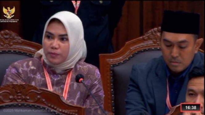 Ketua KPU Kalimantan Selatan, Andi Tenri Sompa bersama Ketua KPU Banjarbaru, Dahtiar saat menjalani sidang lanjutan sengketa Pilkada Banjarbaru di Mahkamah Konstitusi - Foto Dok Istimewa 