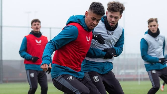 Med Hilzers practicó con FC Twente después de recuperarse de una lesión