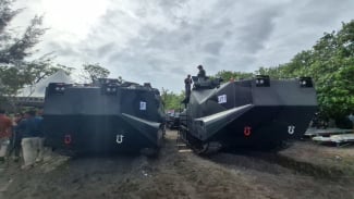 TNI AL Kerahkan Ranpur Amphibi Marinir untuk Bongkar Pagar Laut Misterius di Perairan Tangerang Banten