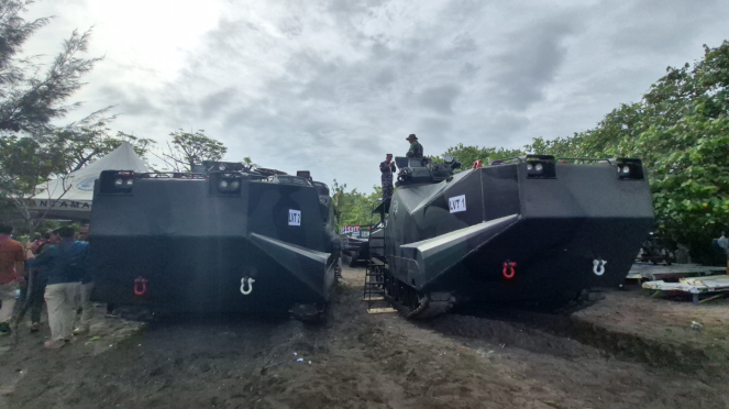 VIVA Militer: Ranpur Amphibi LVT-7 Marinir dikerahkan di perairan Tangerang