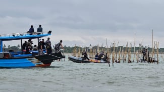 Bongkar Pagar Laut Tangerang Bareng TNI AL, Nelayan Bersorak Lalu Kibarkan Bendera Merah Putih