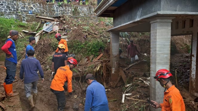 Inundaciones y deslizamientos de tierra en Kendal, Java Central (Documento: BNPB)