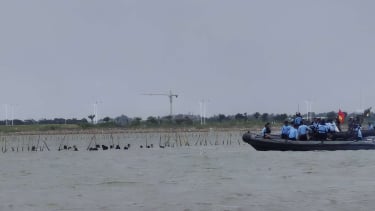  Pasukan Katak TNI AL robohkan pagar laut di Tangerang