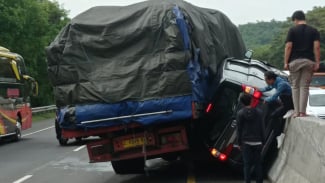 Penampakan Avanza Digeprek Truk yang Alami Pecah Ban di Tol Cipularang