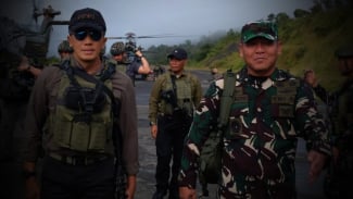 Gendong Senjata, 2 Jenderal TNI Pemegang Gelar Adhi Makayasa Muncul di Sarang Teroris OPM