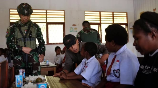 Ejército VIVA: Teniente General TNI Bambang T y General de División TNI Lucky A