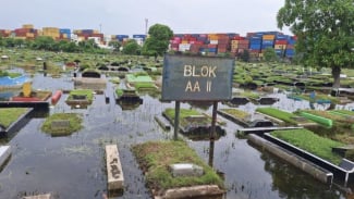 Lebih 5.500 Makam di TPU Semper Cilincing Jakarta Utara Tergenang Banjir