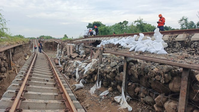 KAI melakukan perbaikan rel yang rusak akibat diterjang banjir Grobogan