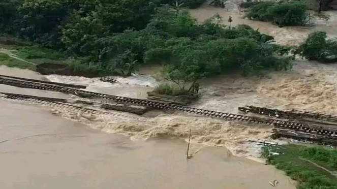 Banjir luapan Sungai Tuntang di Grobogan menyebabkan rel kereta api terputus