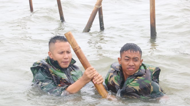 VIVA MILITAR: Batallón de Infantería 4 Marines del TNI destruyen la valla marítima 