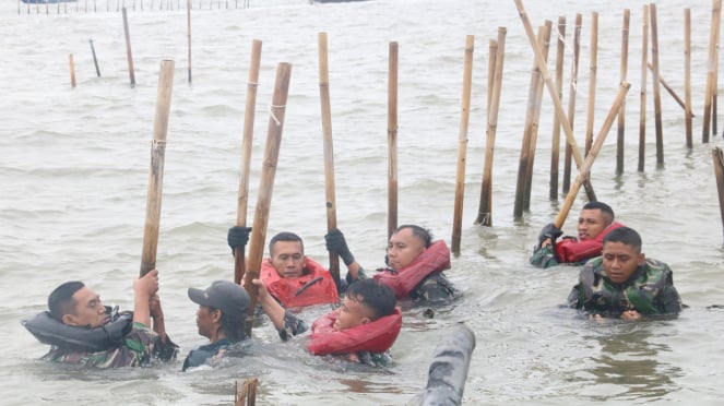 VIVA MILITAR: Batallón de Infantería 4 Marines del TNI destruyen la valla marítima 