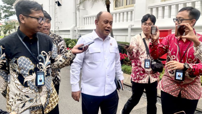 Kepala Badan Gizi Nasional (BGN) Prof. Dadan Hindayana (tengah) melayani permint