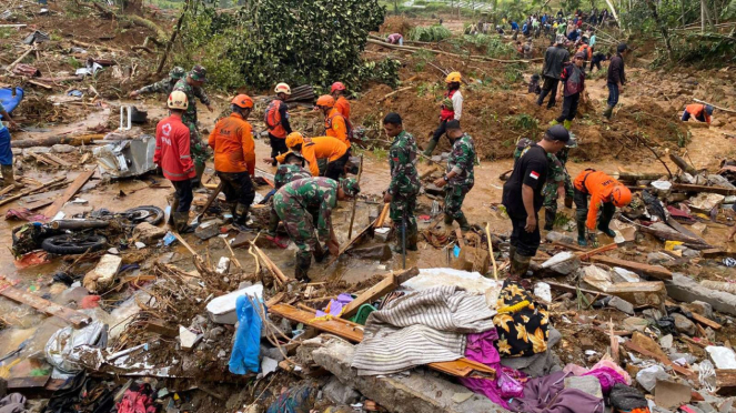 Tim SAR gabungan mencari korban longsor di Petungkriyono Pekalongan.