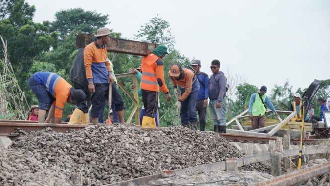 Perbaikan rel kereta api tergerus banjir di Grobogan Jawa Tengah