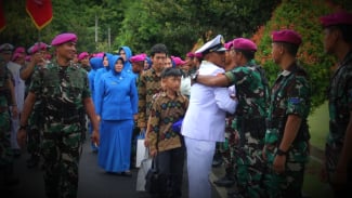 Peluk Teman-temannya, Sersan Marbun Akhirnya Pamit Tinggalkan Korps Marinir TNI