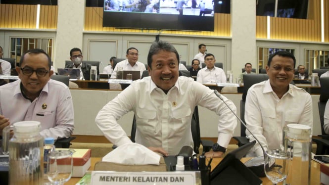 Menteri Kelautan dan Perikanan Sakti Wahyu Trenggono di DPR Terkait Pagar Laut