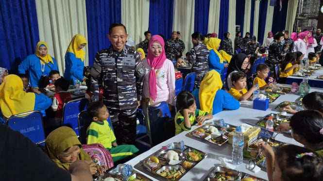 VIVA Militer: Pangkolinlamil tinjau Makan Bergizi Gratis di atas KRI BAC-593