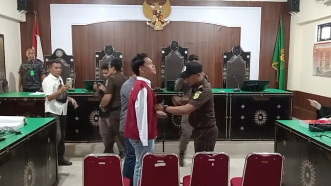 Agus Disabilitas saat memasuki ruang sidang Pengadilan Negeri Mataram (Satria)